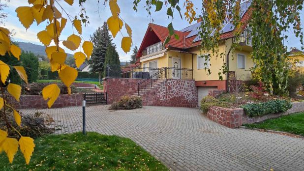 Autók a burkolt udvaron tudnak parkolni Autók a burkolt udvaron tudnak parkolni