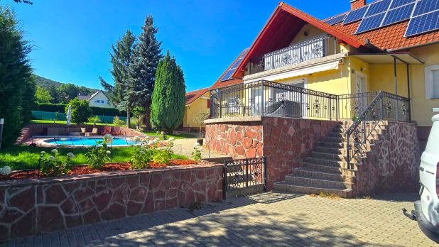 A medence, a szép kert és a panoráma orvosság a stresszre. A medence, a szép kert és a panoráma orvosság a stresszre.