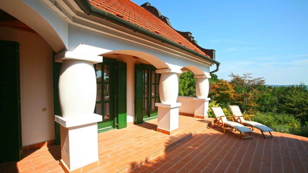 Népies barokk elegancia, ahol a fák közt már a Balaton csillog Népies barokk elegancia, ahol a fák közt már a Balaton csillog